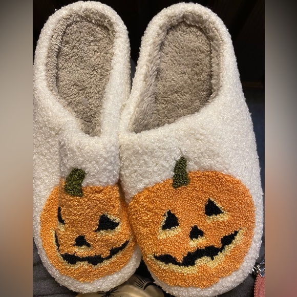 NWT Women’s Warm and Cozy Orange and White Pumpkin Slippers Size 10.5-11 - Picture 9 of 10